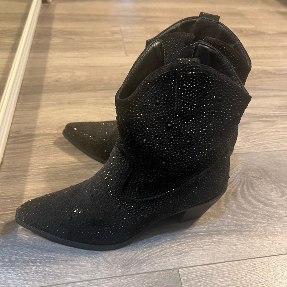 Black sparkly boots 
Work once
Size 9 
Pregnant and shoes stopped fitting